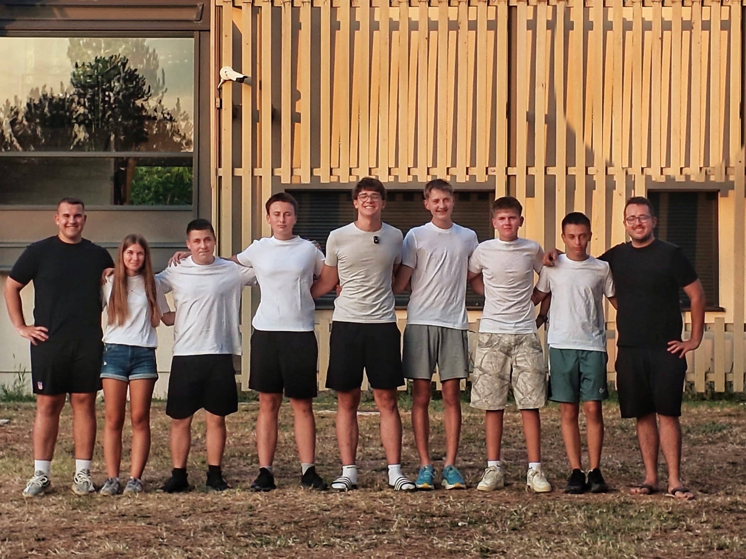 Devet članova reprezentacije Team Croatia 2026, poredani jedan uz drugoga na otvorenom